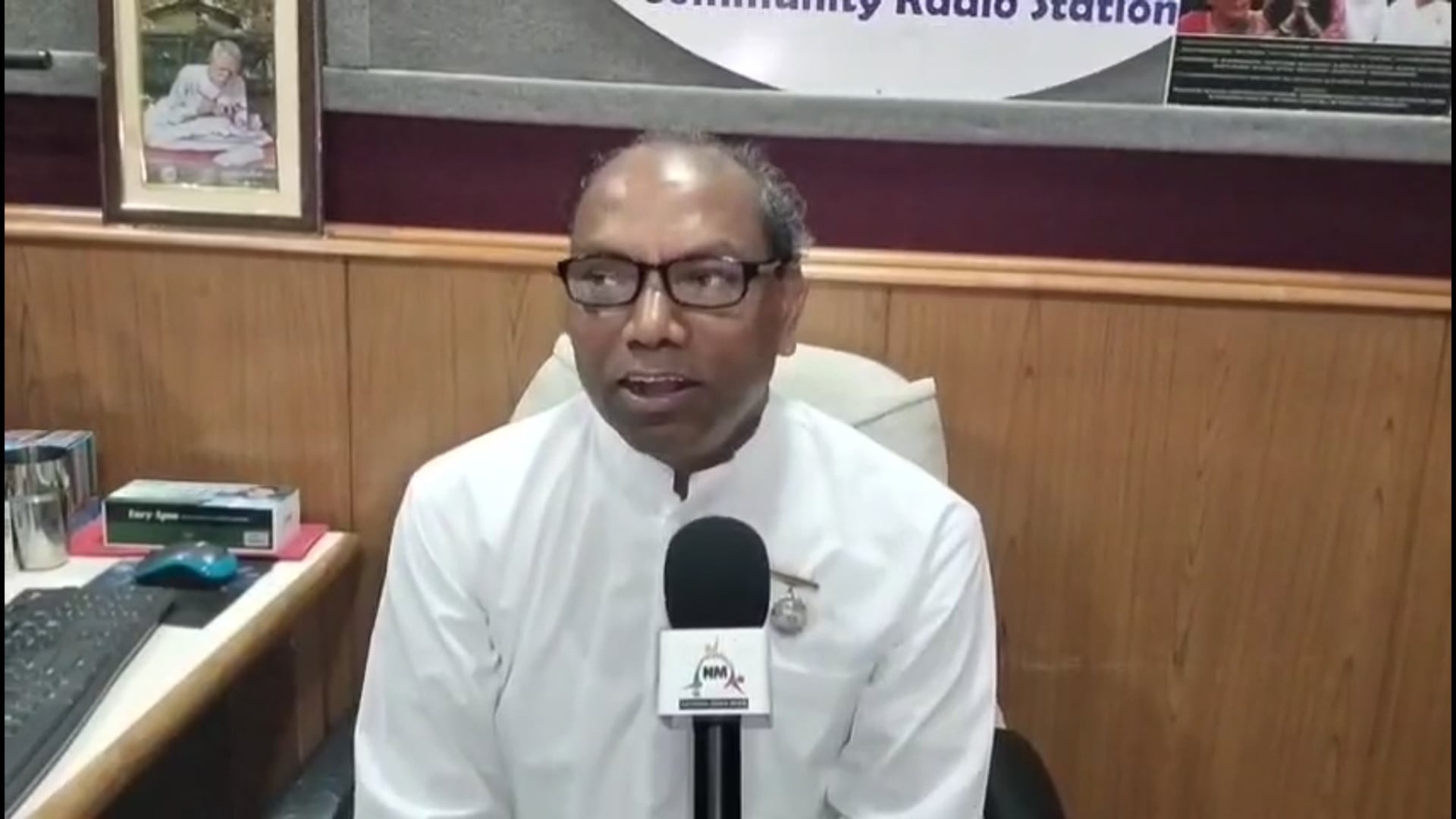 8वीं कक्षा में दिखीं सफेद साड़ी पहने बहनों ने छोड़ी गहरी छाप, रेडियो के शौक ने बदली जिंदगी की दिशा