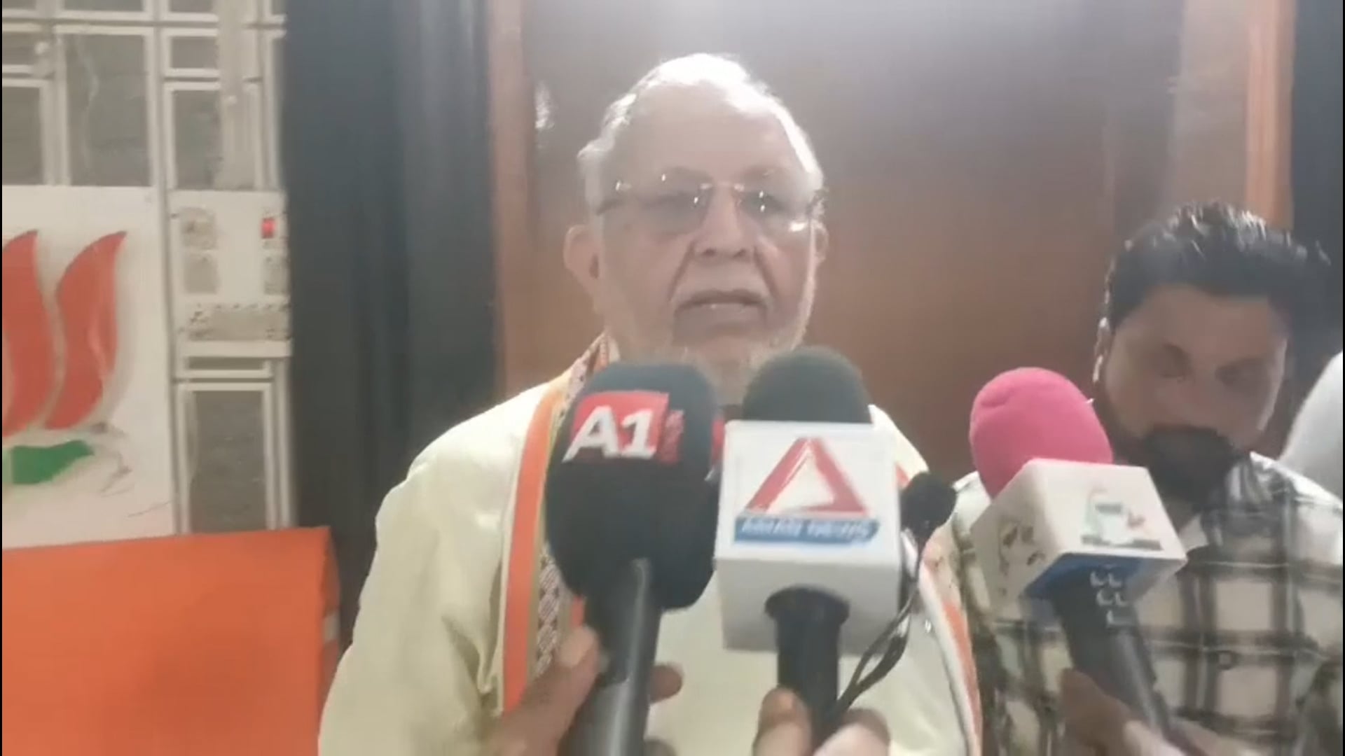वित्त मंत्री सुरेश कुमार खन्ना अपने राज भवन में पत्रकारों से करी बात शाहजहांपुर