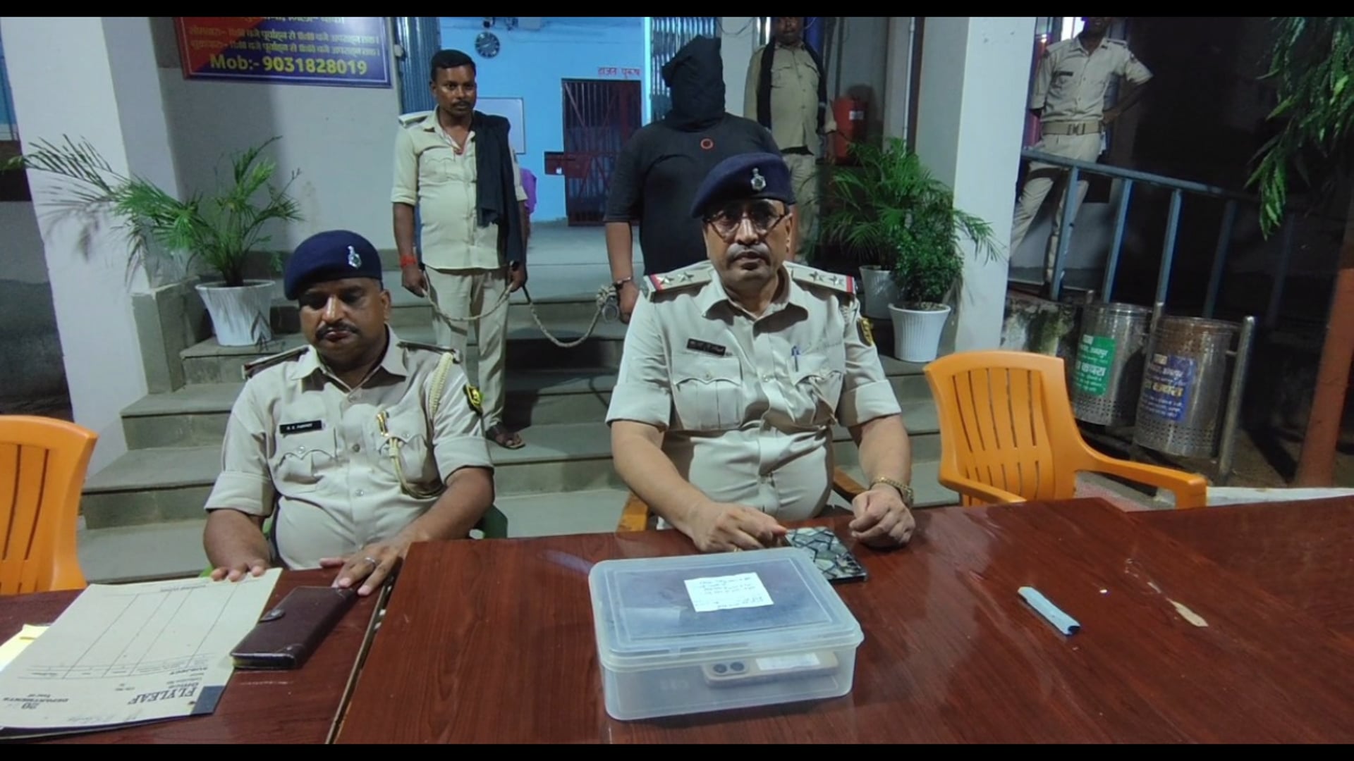 महिला से मारपीट की सूचना पर पहुंची पुलिस, युवक की कमर से लोडेड कट्टा बरामद।