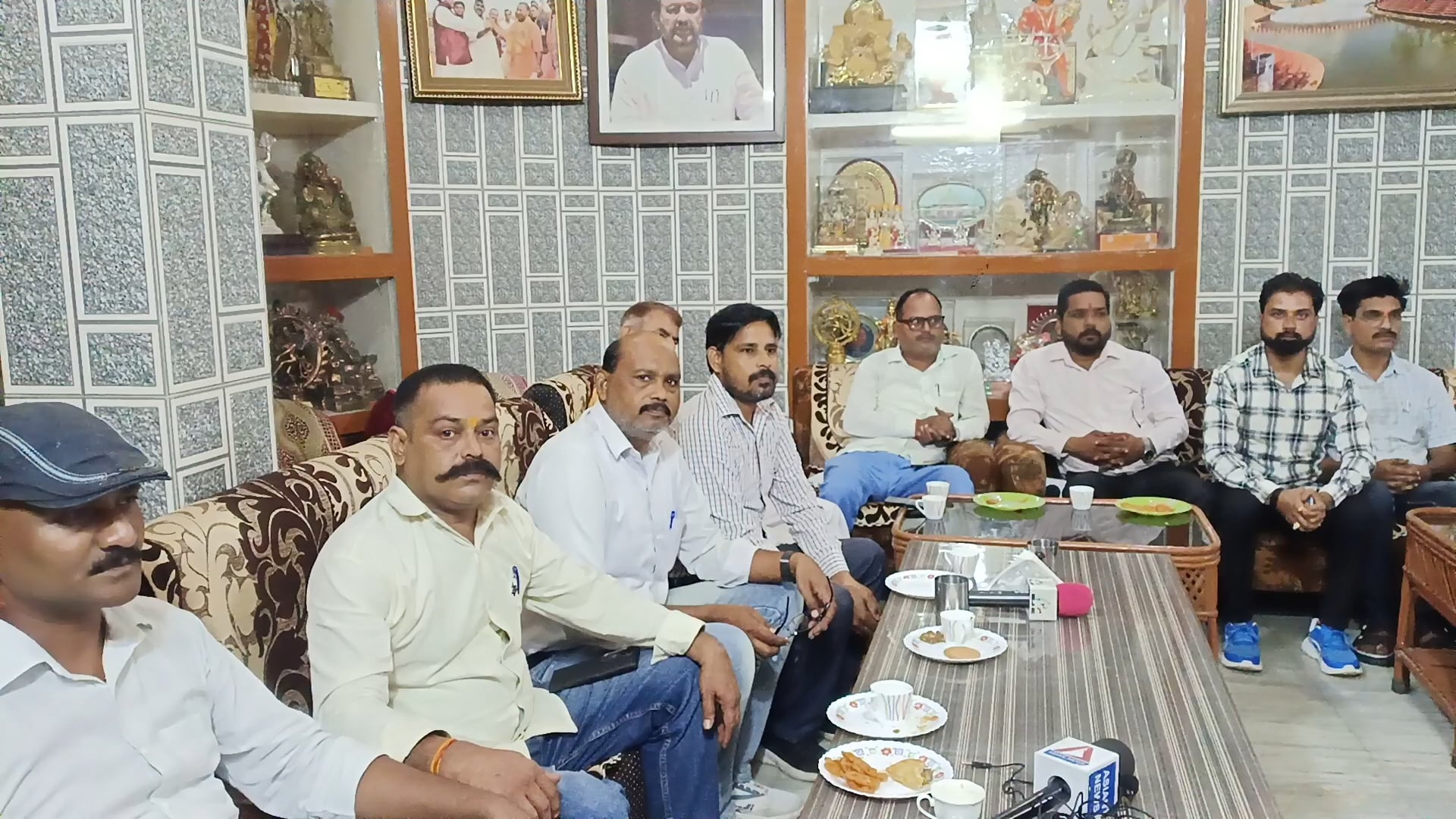 राज भवन में पत्रकार एकत्रित हुए वित्त मंत्री सुरेश कुमार खन्ना से समस्या के बारे में बात