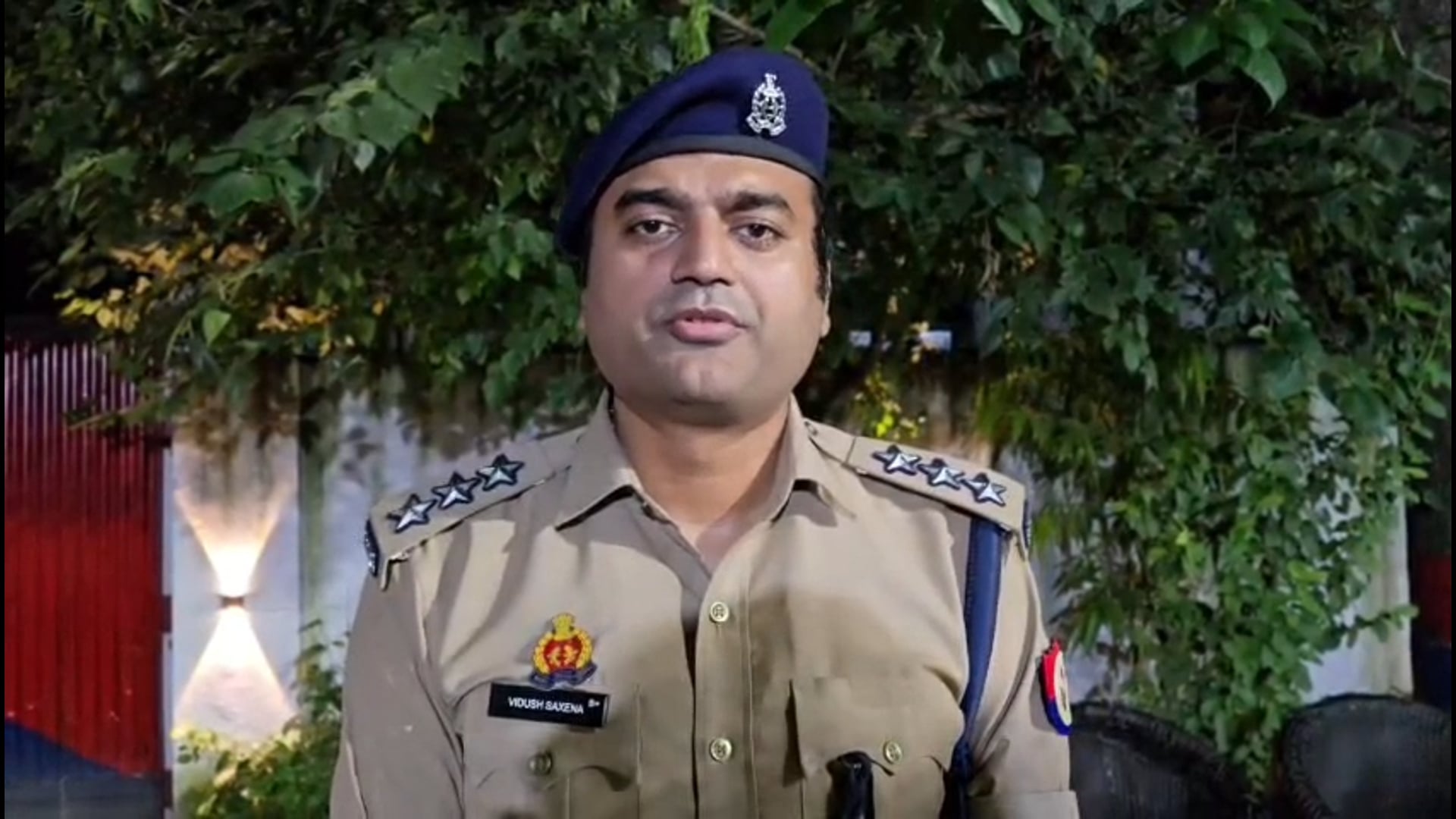 स्कूल की बाउंड्री तोड़ने और धमकी देने के मामले में दो गिरफ्तार