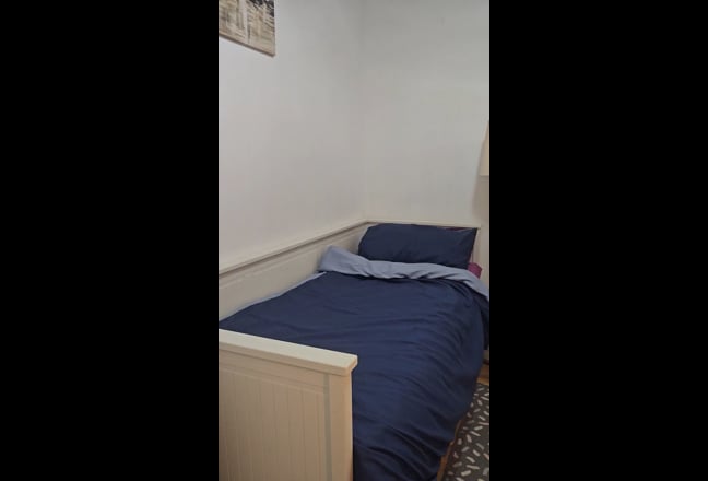  Single   En-Suite Room in Edgwar  for  Lady  Main Photo