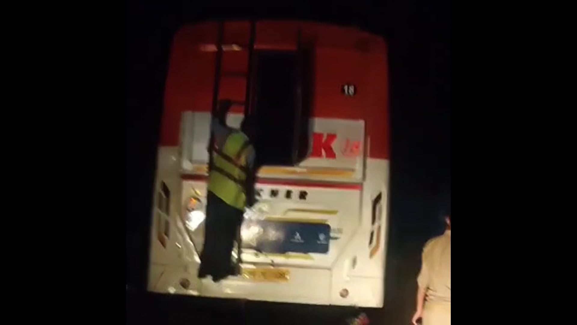MANT-एक झपकी ने मचा दिया कोहराम! बस की ट्रक से भिड़ंत, 8 लोगघायल,,