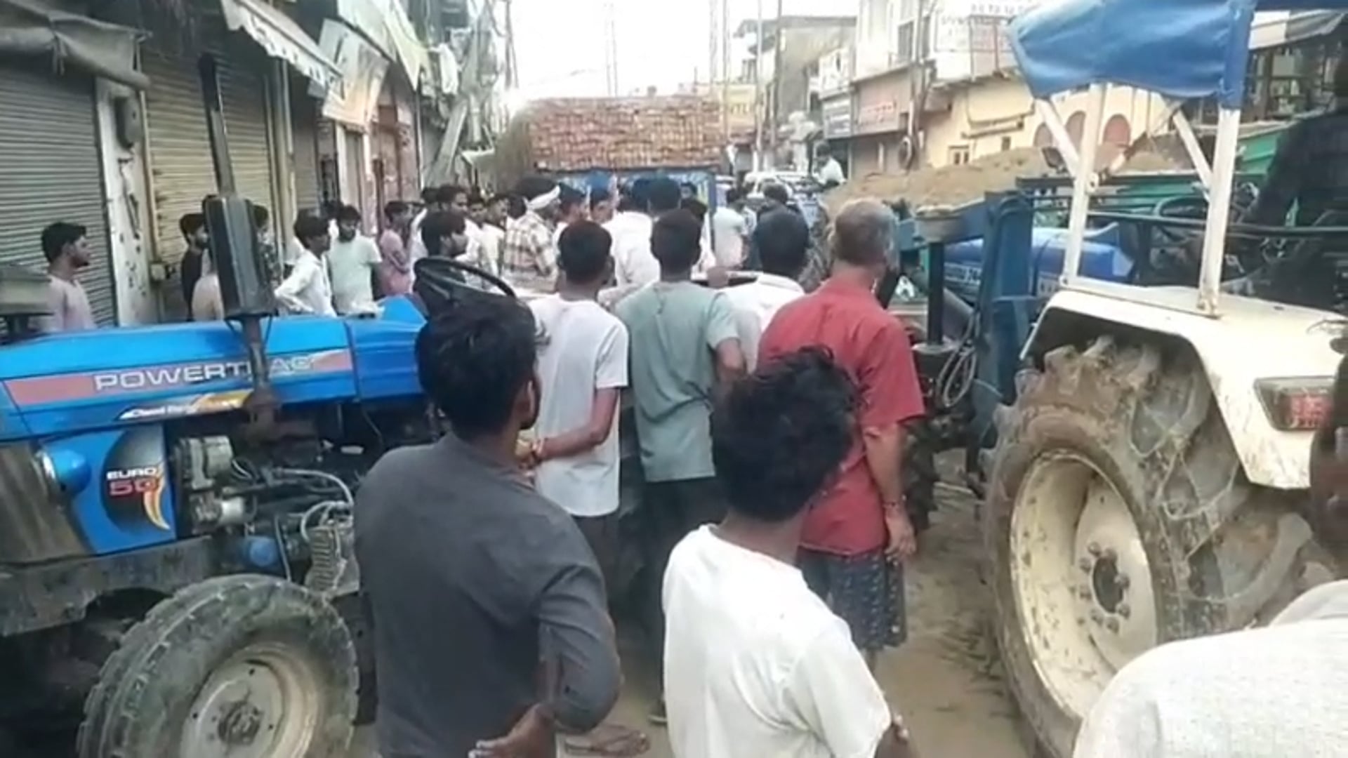 मथुरा औरंगाबाद बाजार में दुकान में घुसा मिट्टी से भरा ट्रैक्टर बड़ा हादसा होने से टला 