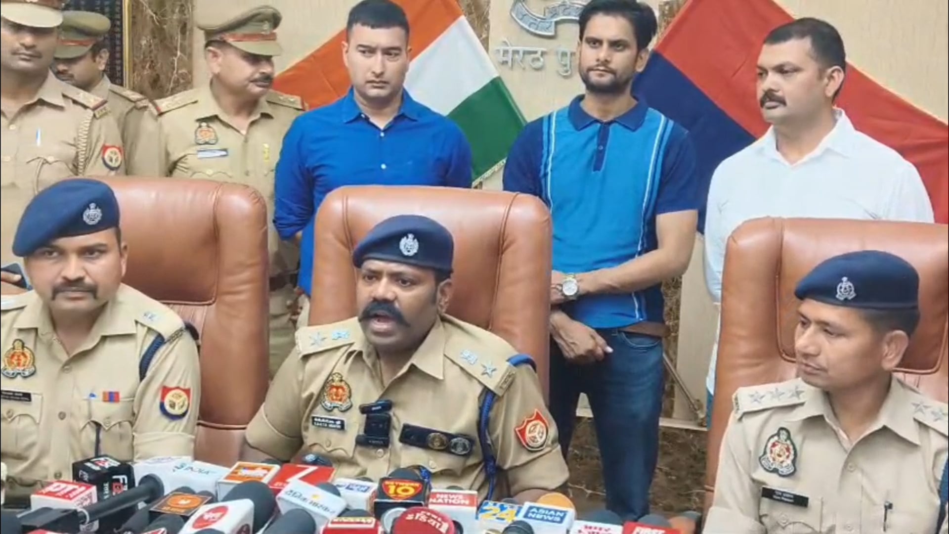 मेरठ में *थाना परतापुर पुलिस व सर्विलांस एवं नगर स्वाट टीम मेरठ की संयुक्त कार्यवाही में अवैध असलहों की खरीद-फरोख्त करने वाले अंतरराज्यीय व जनपदीय अभियुक्तों से मुठभेड़, गिरफ्तारी व बरामदगी* के संबंध में *श्रीमान वरिष्ठ पुलिस अधीक्षक महोदय की बाइट