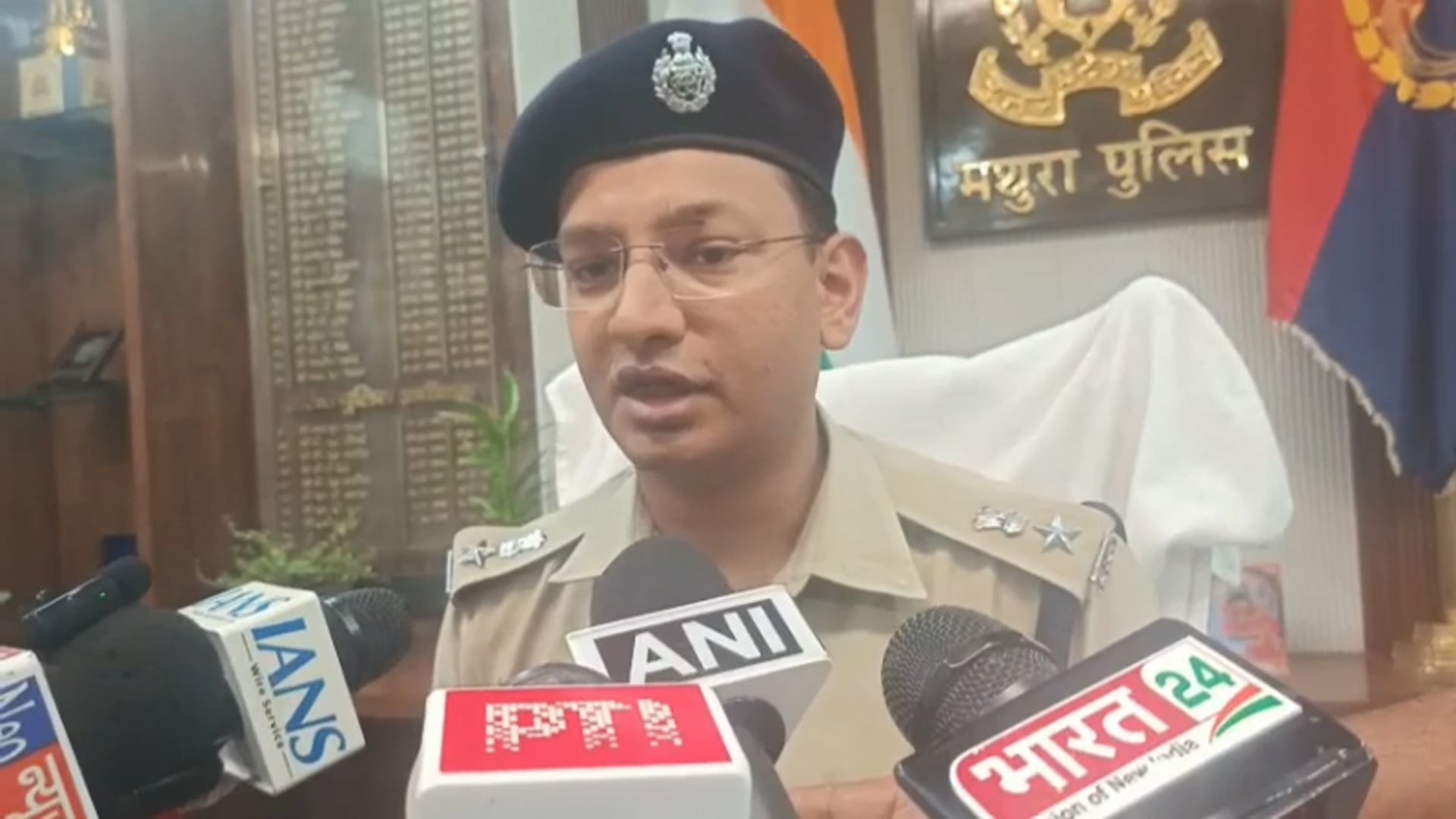 मथुरा के फरह क्षेत्र में दोस्त ने दोस्त को मारी गोली पैसे के लेनदेन का मामला आरोपी दोस्त आर्यन को पुलिस ने हिरासत में लिया