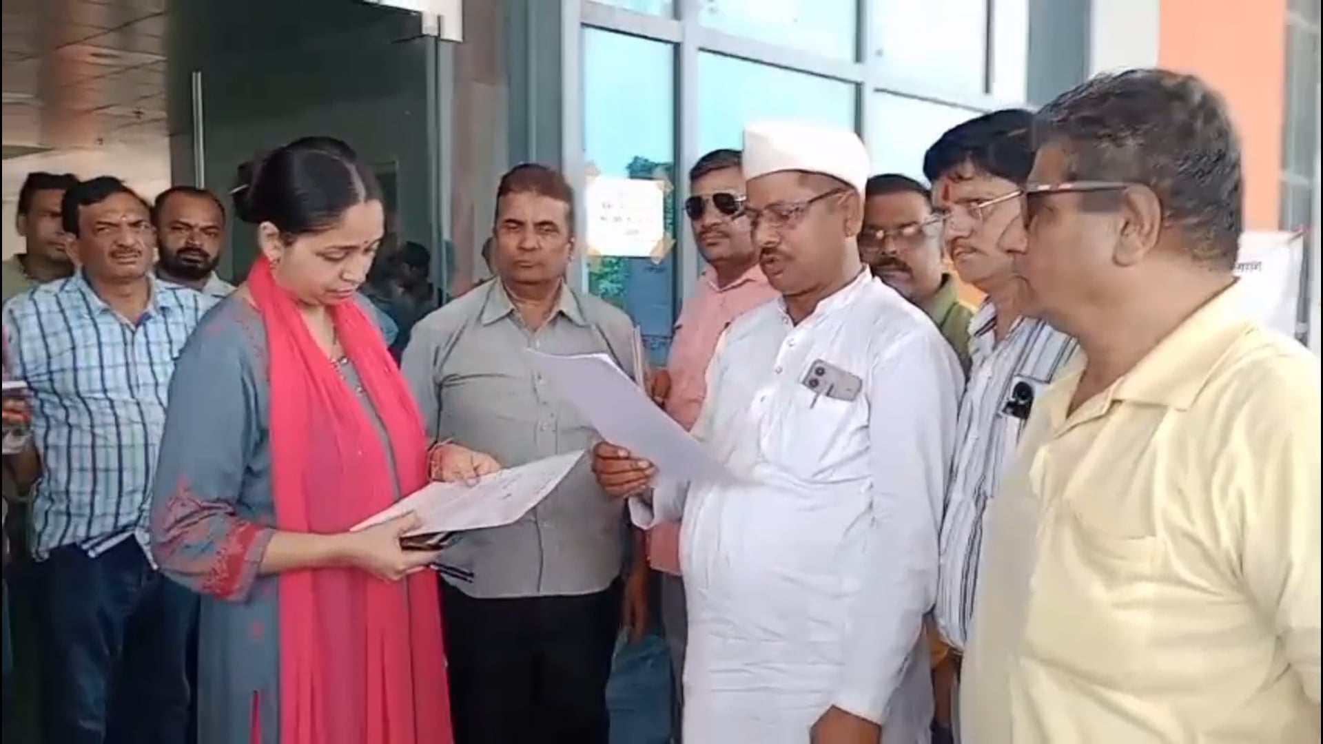 उद्योग व्यापार मंडल नगर अध्यक्ष नरेंद्र शुक्ला नगर आयुक्त को दिया ज्ञापन शाहजहांपुर