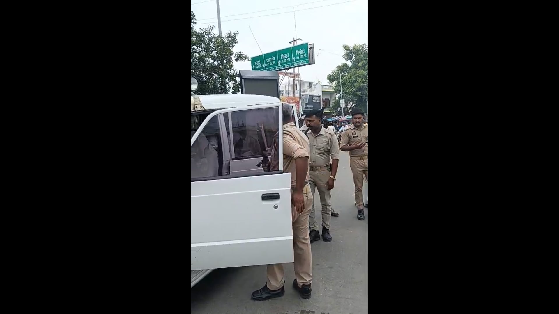 पुवायां में पत्रकारों से बातचीत करते ADM डॉ केपी गुप्ता शाहजहांपुर