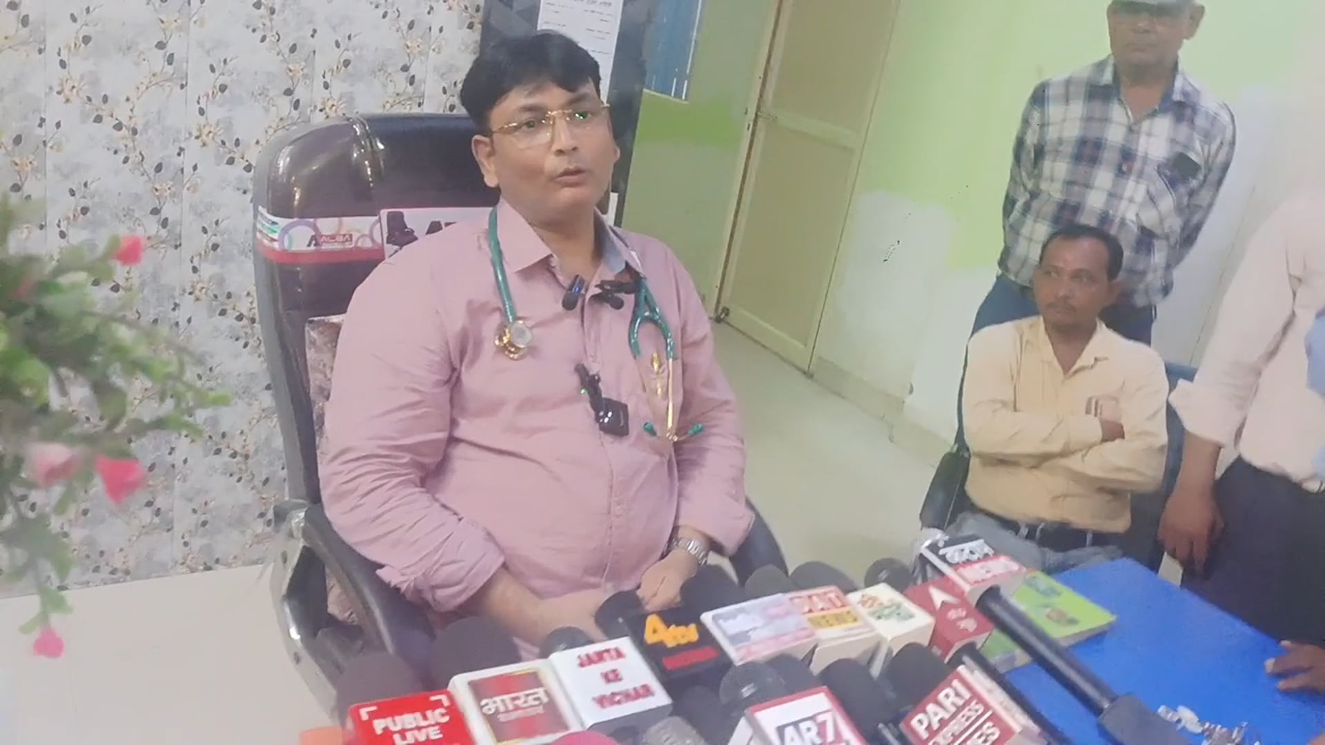 डॉ केपी गुप्ता ने प्रेस वार्ता की पत्रकारों को बताया पोस्टमार्टम रिपोर्ट में हार्ट अटैक से मौत हुई है शाहजहांपुर