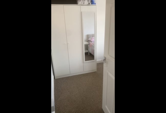 Double Room in 2-Bedroom House –&pound;500PCM + Bills  Main Photo