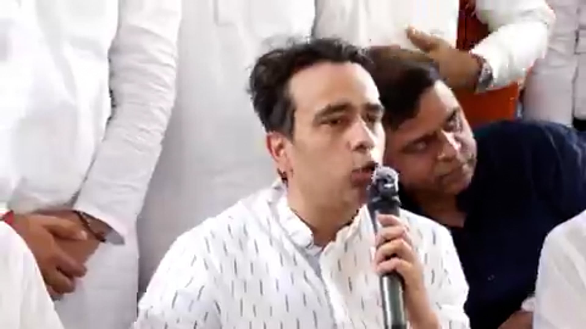 दिल्ली। राष्ट्रीय लोकदल (RLD) प्रमुख जयंत चौधरी ने समाजवादी पार्टी के अध्यक्ष अखिलेश यादव पर तीखा हमला बोला है। जयंत ने अखिलेश पर निशाना