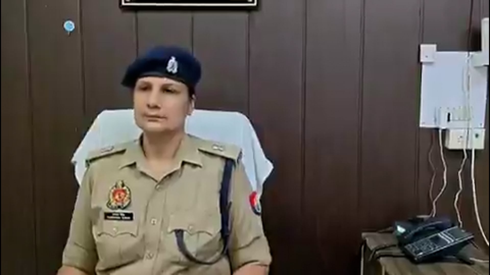 उत्तर प्रदेश –

महोबा जिले के कल्लन रैकवार ने वर्ष 2014 में अपनी 10 महीने की नातिन की हत्या कर दी। MP की अदालत ने उसे उम्रकैद की सजा सुनाई। 
1 सितंबर को कोर्ट ने उसे 14 दिन की पैरोल दी। आज उसने त्रिशूल मारकर पत्नी चम्पा की हत्या कर दी। 
उसे लगता था कि पत्नी खाने में जहर मिला रही है। हत्या करके वो 3 घंटे तक लाश के पास बैठा रहा। फिर खुद ही पुलिस को खबर दी।