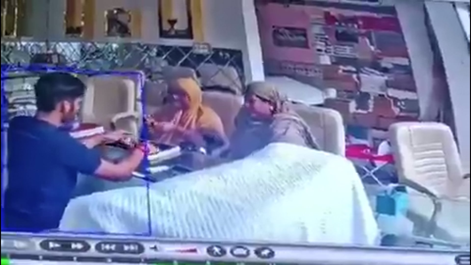 यूपी: बिजनौर में दो महिलाएं गहने देखने के बहाने सुनार की दुकान में घुसी। सुनार गहने दिखा रहा था, एक महिला ने मौका मिलते ही सोने का गहना मुंह में दबा लिया और फिर मुंह में से निकाल कर नकाब में सरका दिया। घटना का live cctv सामने आया है।