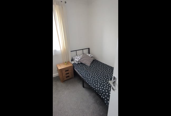 Single room In 4 bed Quiet Professional House Main Photo
