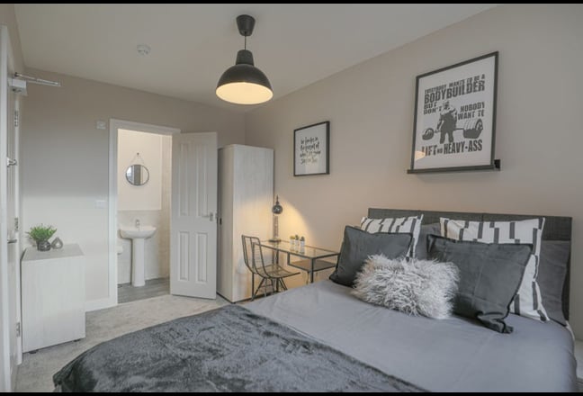 🏙️ Comfy Ensuite + City Centre Location! Main Photo