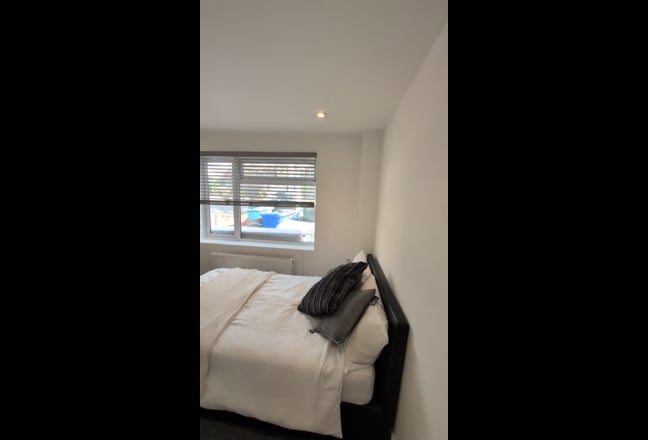 Double Ensuite Room Close To Station - HA3 Main Photo