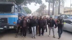 مظاهرة لعمال مرفأ اللاذقية احتجاجاً على قرار إيقافهم عن العمل
