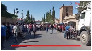مقطع نشرته "زمان الوصل" يوثق مواصلة عمال شركة "مدار" إضرابهم وتمسكهم بمطالبهم