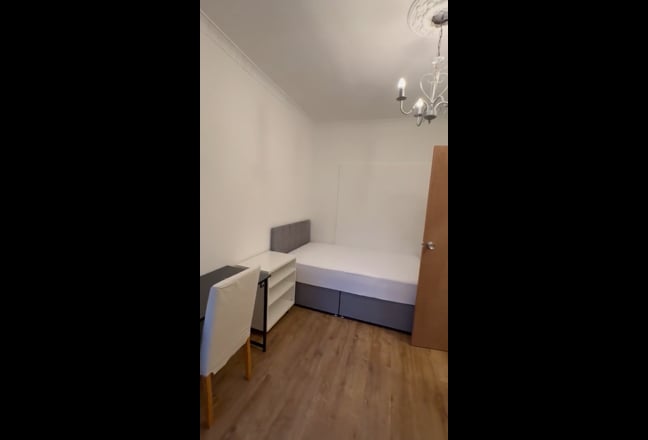 Brand new room in a house close to university  Main Photo
