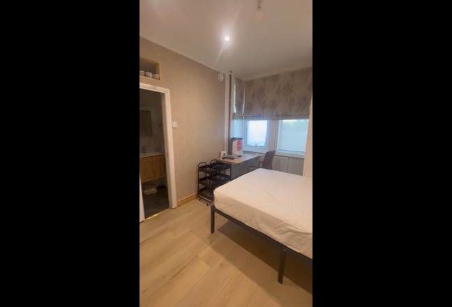 En-suite room near Uxbridge high street Main Photo