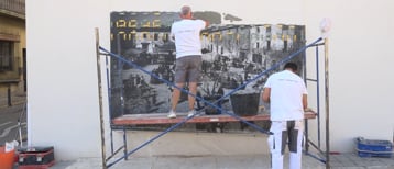 Un mural ceràmic rememora el mercat de la plaça Víctor Català de principis del segle XX