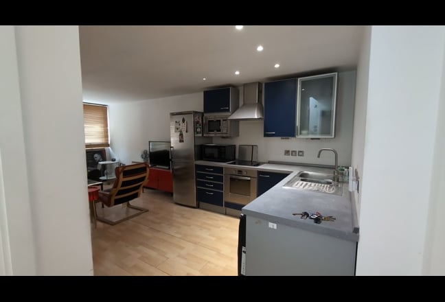 Stunning 3-Bed Penthouse with Roof Terrace Main Photo