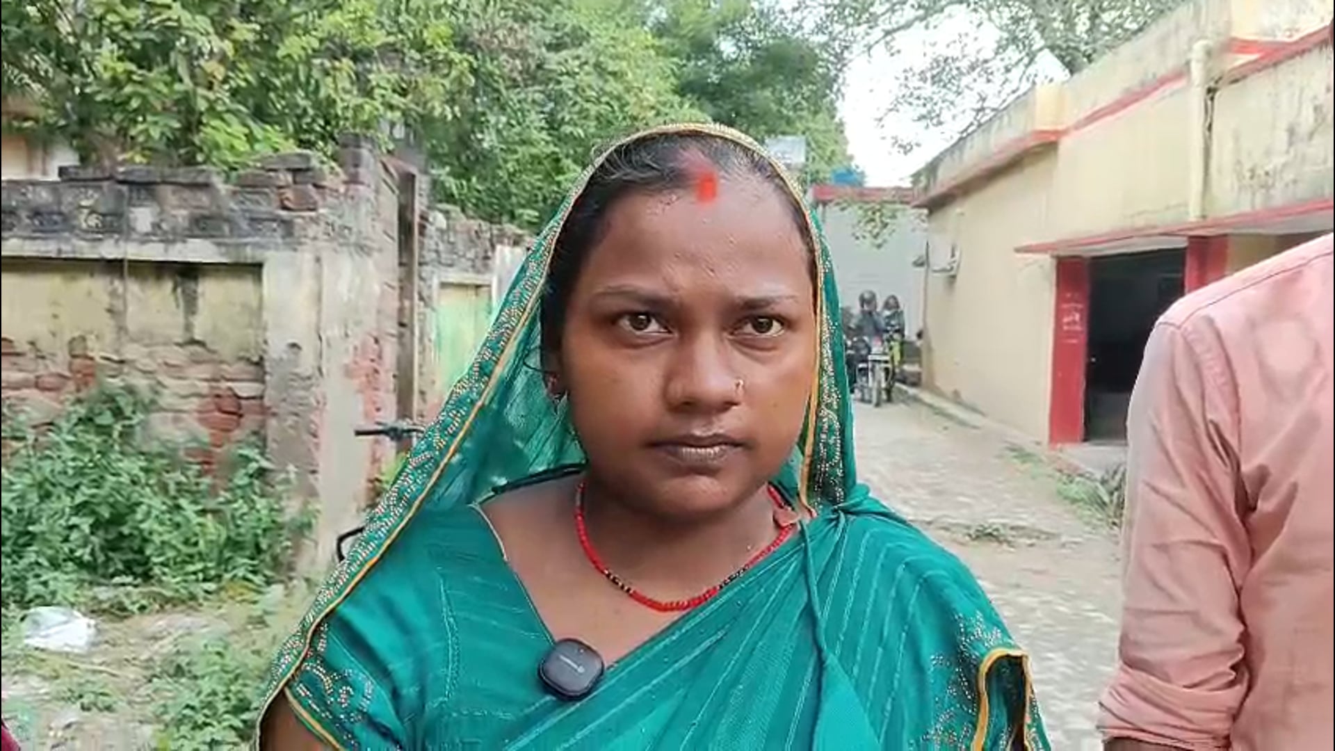 बुजुर्ग महिला से 5 बिस्वा के नाम पर 24 बिस्वा जमीन लिखवाने का आरोप, पीड़िता ने अधिकारियों से लगाई से न्याय की गुहार