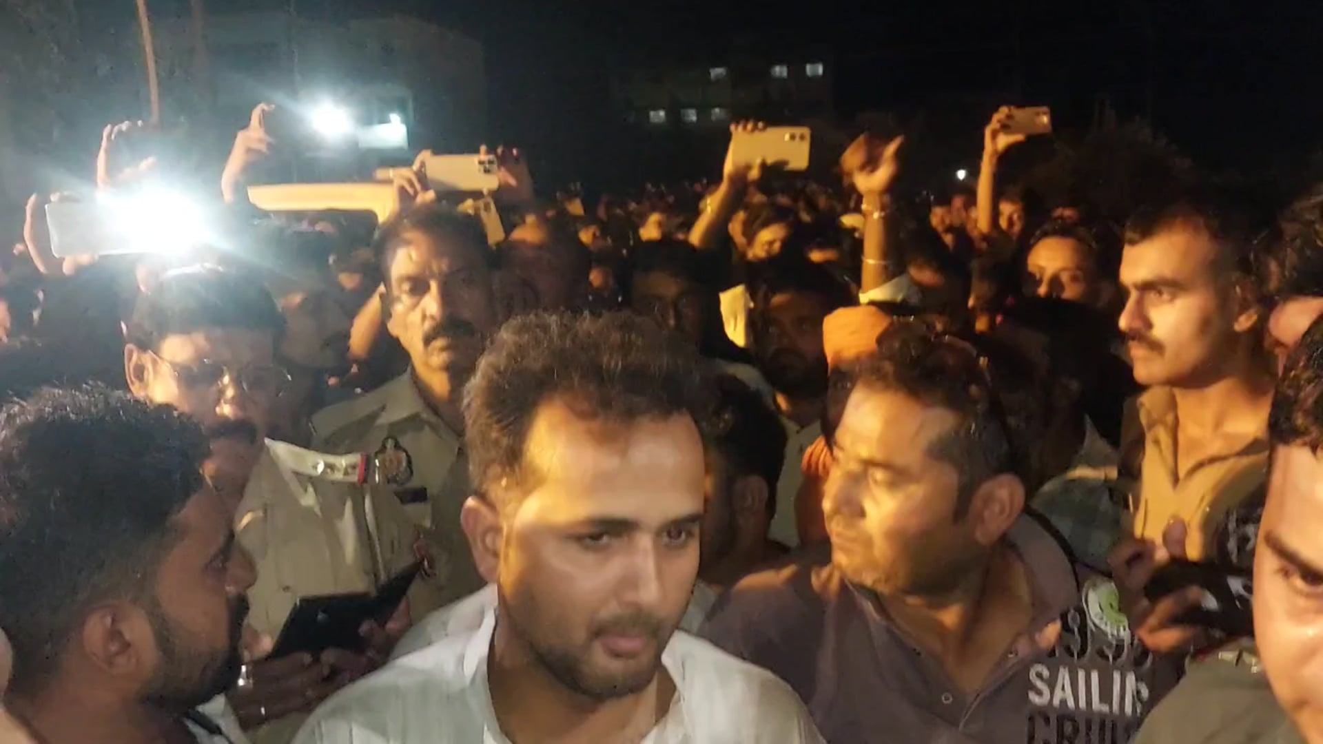 रात की बिजली कटौती के विरोध में 132 केवी उपकेंद्र का घेराव, समाधान न होने पर आंदोलन की चेतावनी