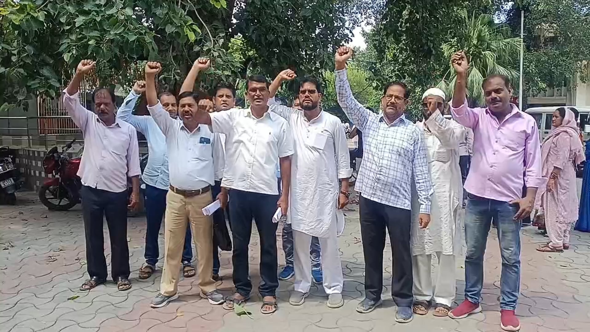 शाहजहांपुर में पेट्रोल को लेकर उद्योग व्यापार मंडल ने दिया ज्ञापन