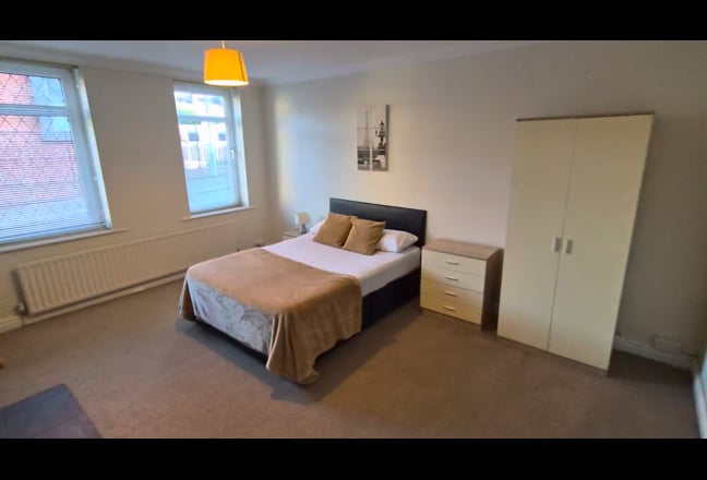 Spacious Modern Double Furnished Room  Main Photo