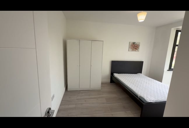 New Decorated Large double room To Rent . Main Photo