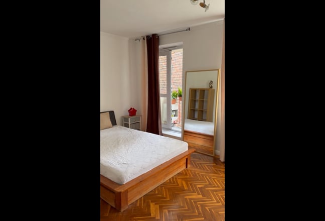 Bright, large, warm room! Main Photo