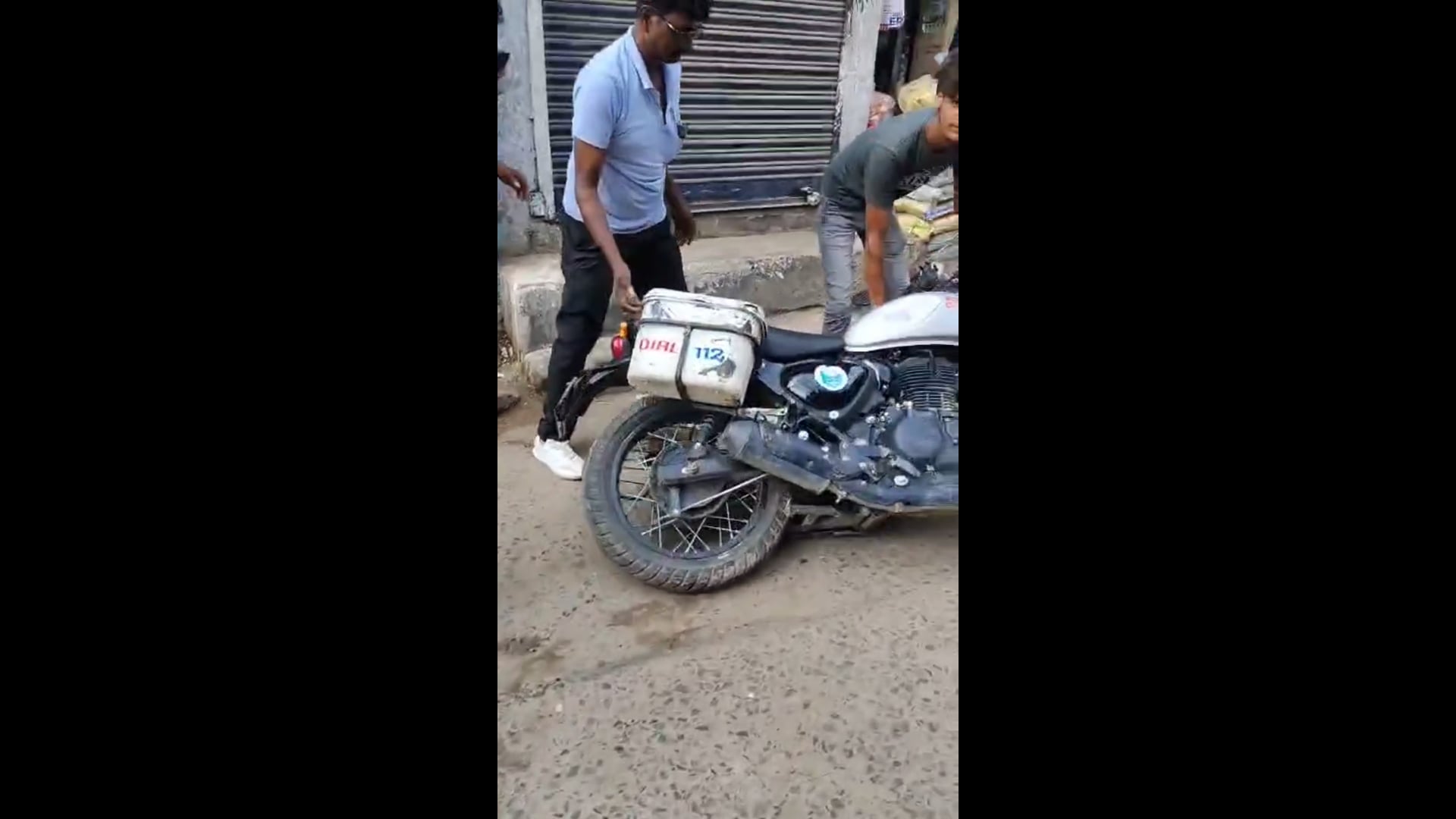 जिसे रोकना था शराब, वही निकले नशे में! सड़क पर पुलिसवालों की नौटंकी का VIDEO वायरल, फिर गिरी गाज