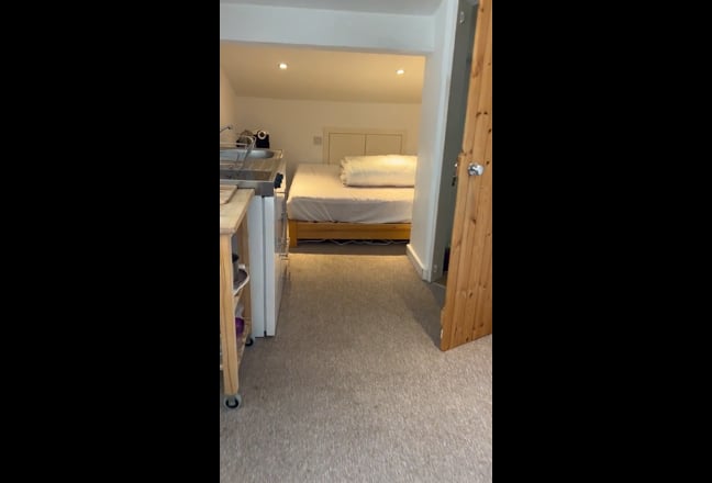 Large double room with kitchenette & shower/toilet Main Photo