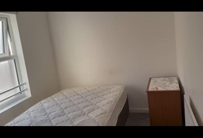 Double room available near by town centre and trai Main Photo