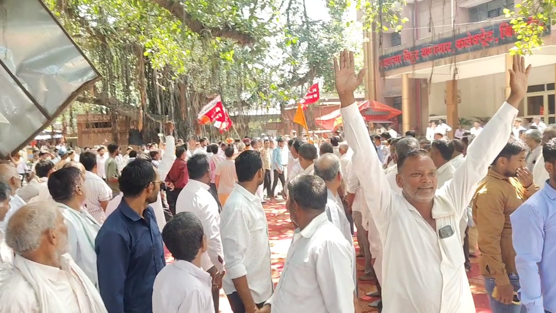 बिजनौर:यूजीसी रोलबैक को लेकर बिजनौर कलेक्ट्रेट पर स्वर्ण समाज के बीच पहुंचे श्री शेर सिंह राणा जोरदार हुआ स्वागत 