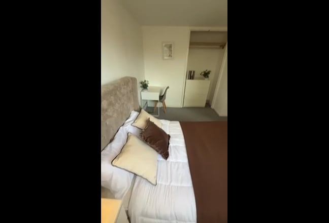 3 Stunning Rooms Available 3 Min From Oval station Main Photo