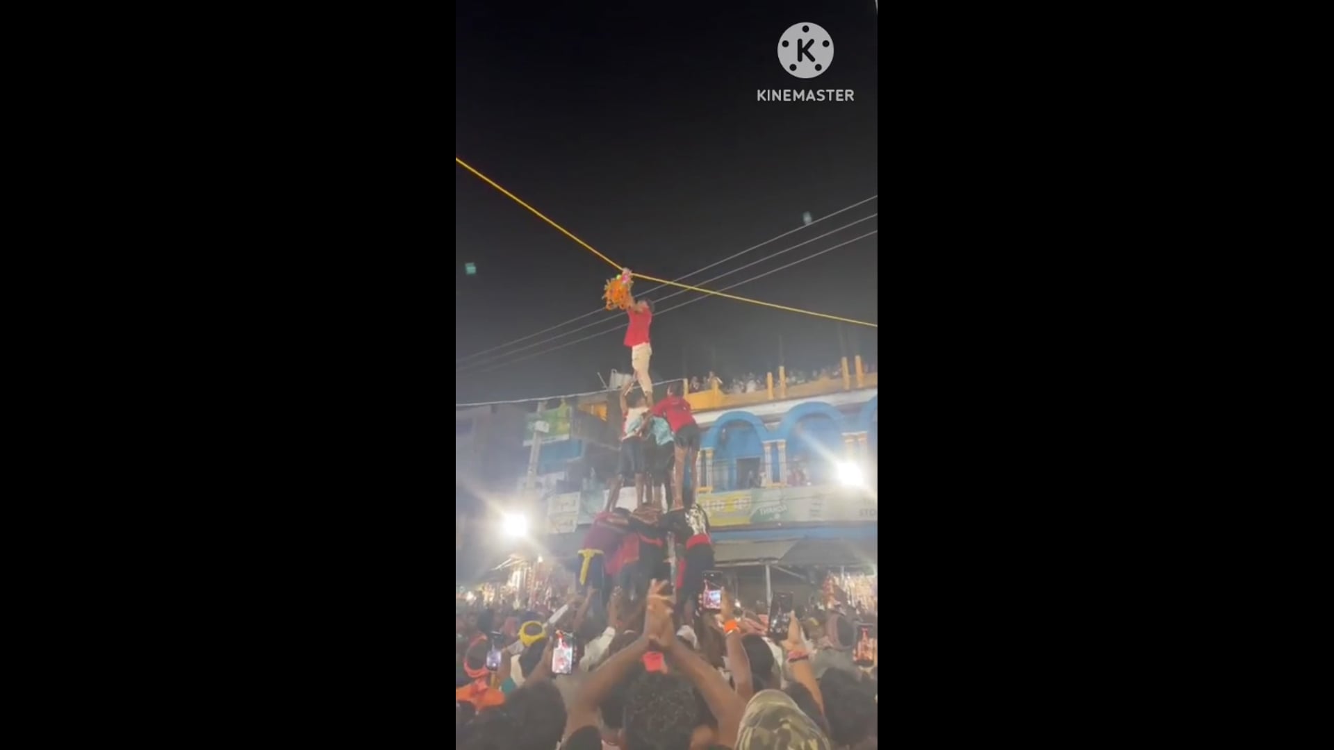 40 फीट ऊंचा मटका, नीचे हजारों की भीड़,51000 इनाम के लिए तीन टीमों ने लगाया दमखम।