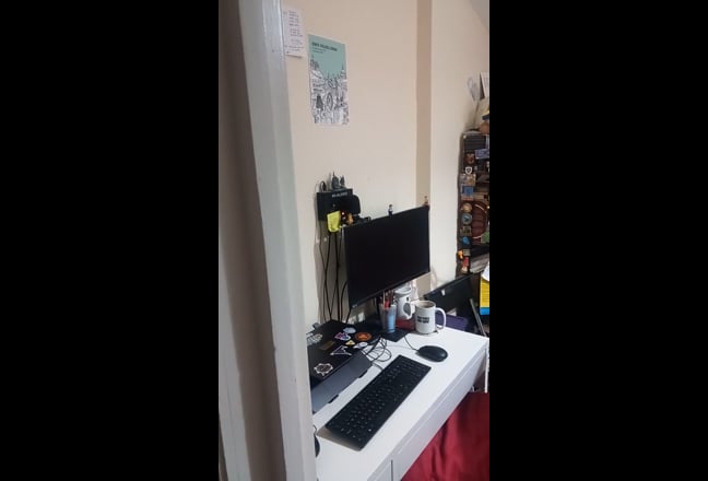 Bright double room with en-suite in friendly SW19  Main Photo