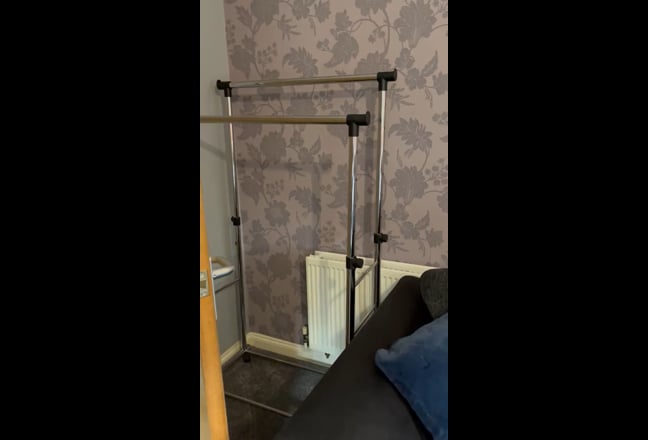 Lovely single bed in a large room on the ground fl Main Photo