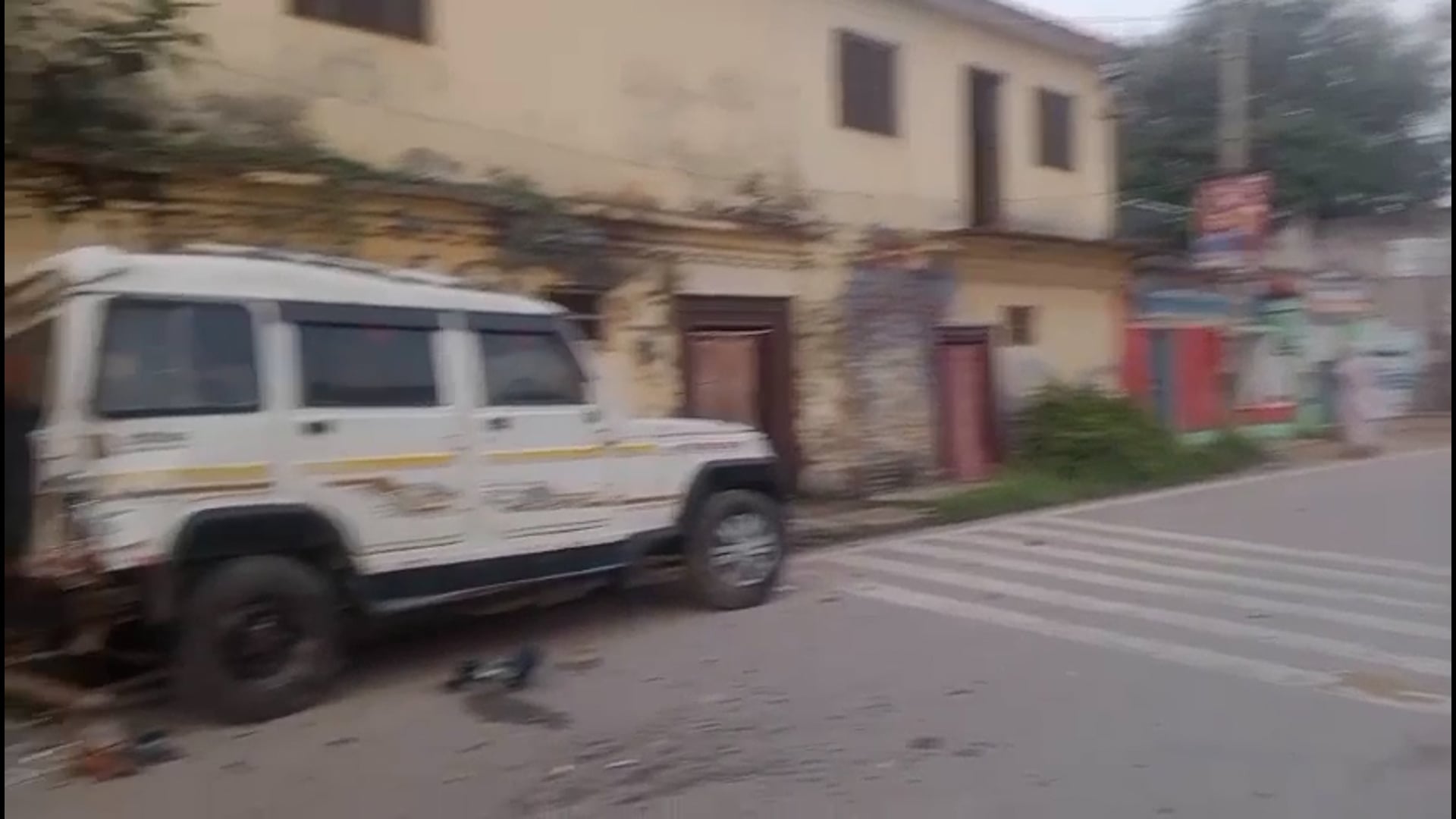 मनियर थाने के समीप खड़ी ब्लोरो में बाइक सवार तीन युवकों ने मारी टक्कर,एक कि हुई मौत दो की हालत गम्भीर