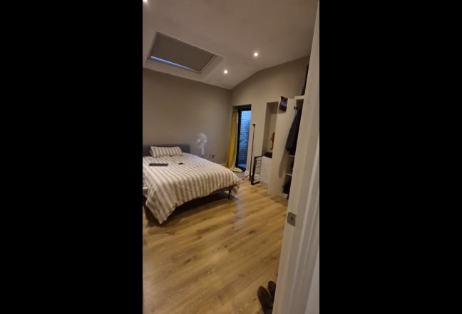 Elegant Spacious Single rooms available in SW19  Main Photo