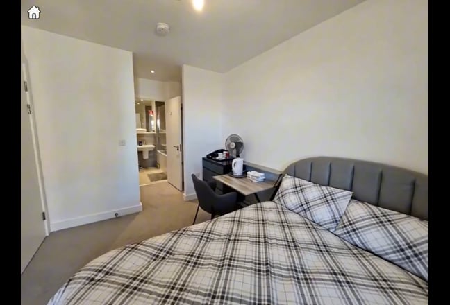 Stylish Top Floor En-Suite Double Room – Barking Main Photo