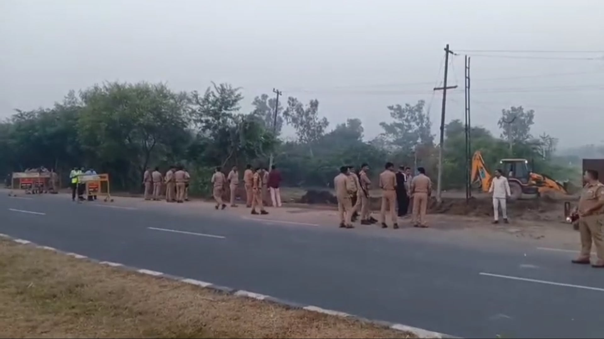 मथुरा के छाता में धरना स्थल पर पुलिस की कार्यवाही