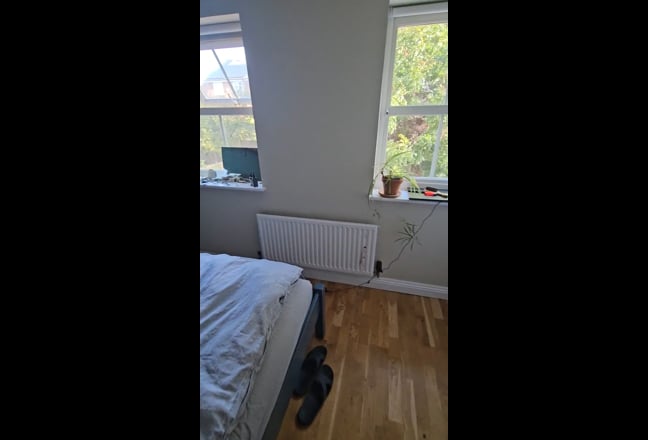 Lovely double bedroom with built in wardrobe  Main Photo