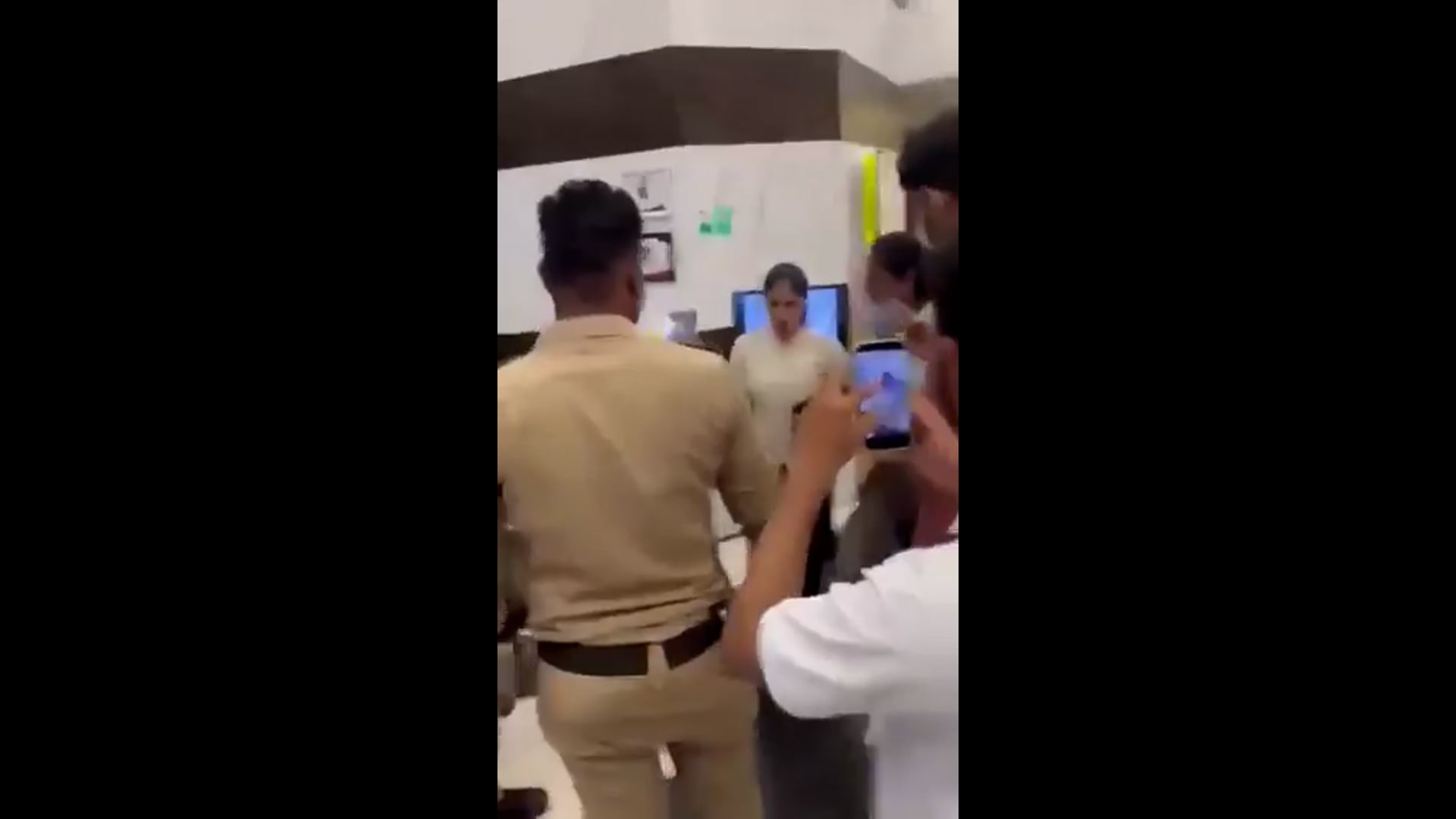 लड़कों को प्रेमजाल में फंसाकर फाइव स्टार होटल में मिलने बुलाती थी मोहतरमा, फिर करती थी ब्लैकमेल, 

आज मध्य प्रदेश की जबलपुर पुलिस ने पीड़ित की शिकायत पर मोहतरमा को गोपाल बाग होटल से पैसे लेते रंगे हाथ पकड़ लिया और मौके पर ही उनके कनपटे सेक दिए