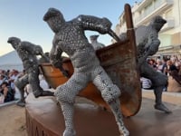 L'Escultura dels Esquenapelats ja és a La Platja