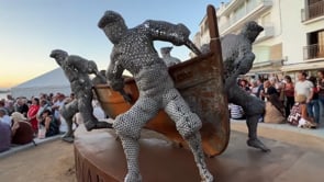 L'Escultura dels Esquenapelats ja és a La Platja