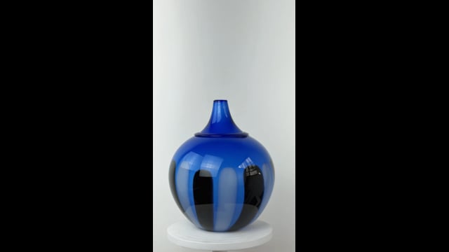 Vaso Azul com Detalhes em Preto e Branco