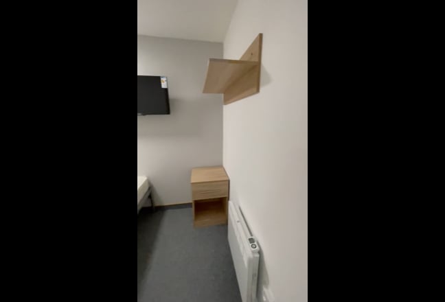 Basement one bed flat- 3 mins to Leicester Uni Main Photo